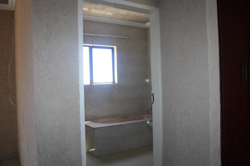 To Let 4 Bedroom Property for Rent in Clayville Gauteng
