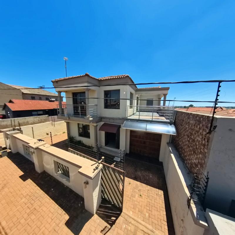 To Let 4 Bedroom Property for Rent in Clayville Gauteng