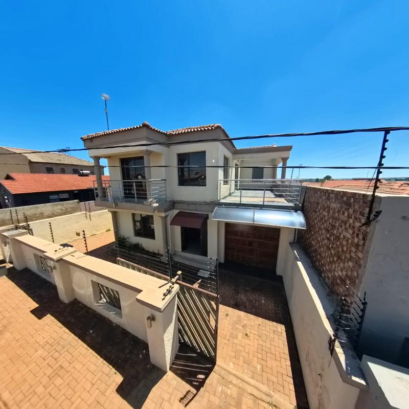 To Let 4 Bedroom Property for Rent in Clayville Gauteng