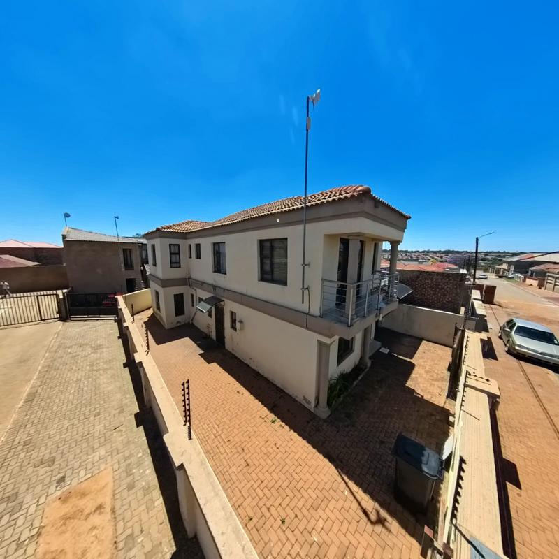 To Let 4 Bedroom Property for Rent in Clayville Gauteng