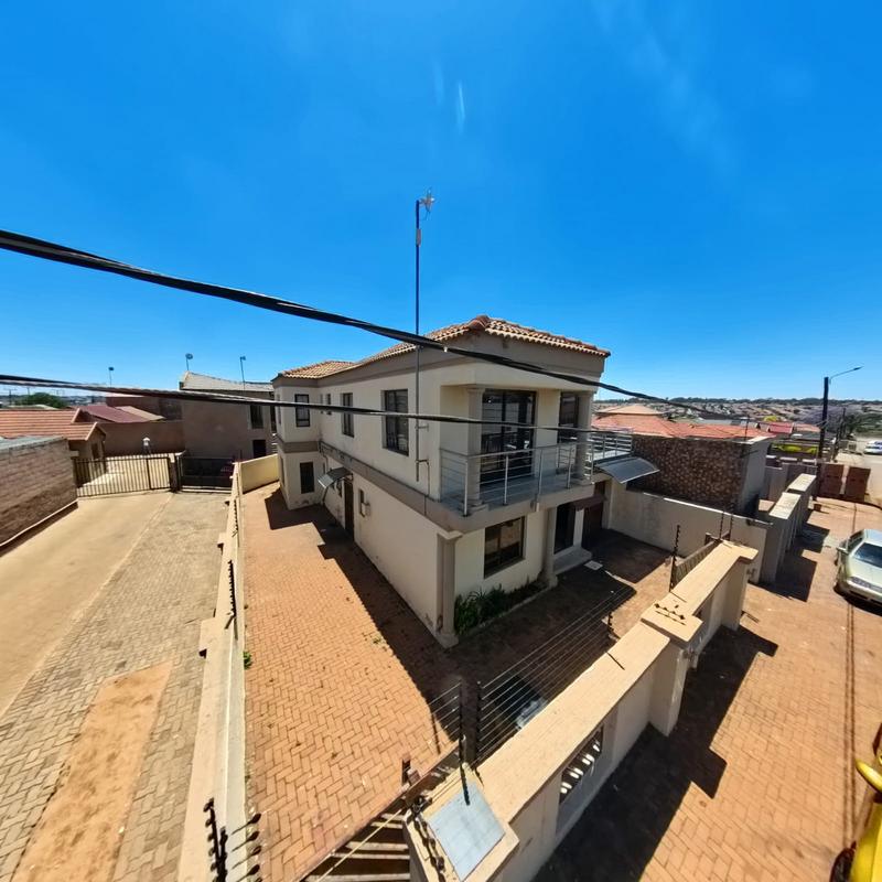 To Let 4 Bedroom Property for Rent in Clayville Gauteng