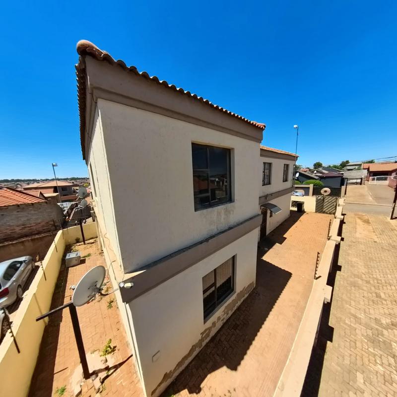 To Let 4 Bedroom Property for Rent in Clayville Gauteng