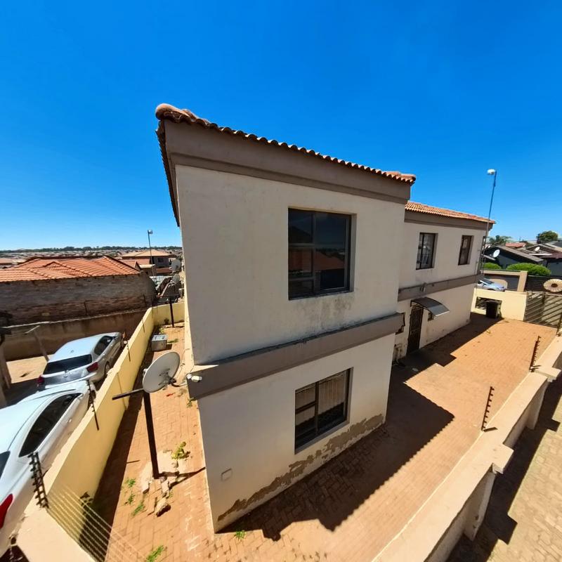 To Let 4 Bedroom Property for Rent in Clayville Gauteng