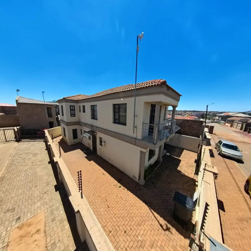 To Let 4 Bedroom Property for Rent in Clayville Gauteng