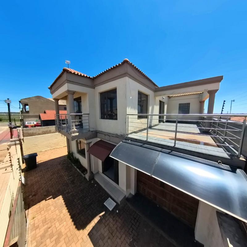 To Let 4 Bedroom Property for Rent in Clayville Gauteng