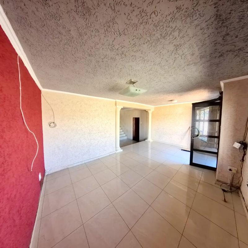 To Let 4 Bedroom Property for Rent in Clayville Gauteng