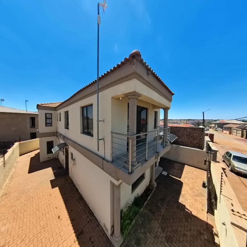 To Let 4 Bedroom Property for Rent in Clayville Gauteng