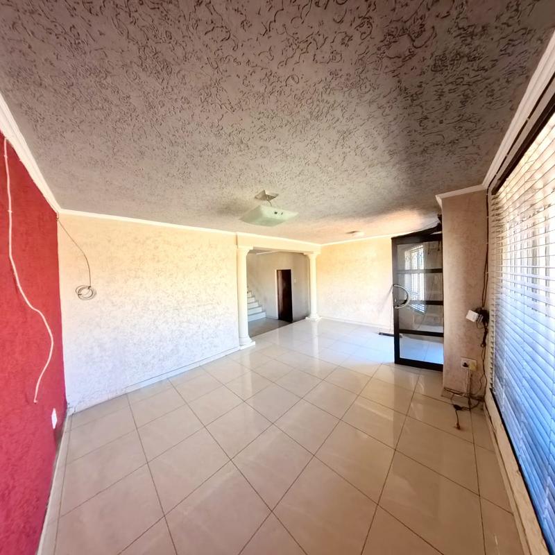 To Let 4 Bedroom Property for Rent in Clayville Gauteng