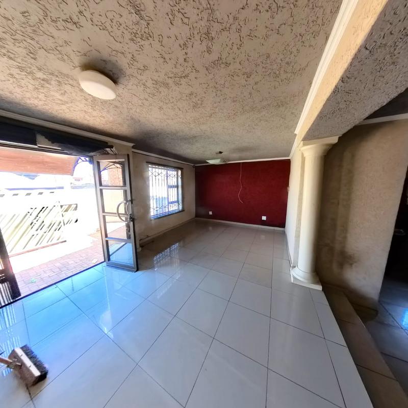 To Let 4 Bedroom Property for Rent in Clayville Gauteng
