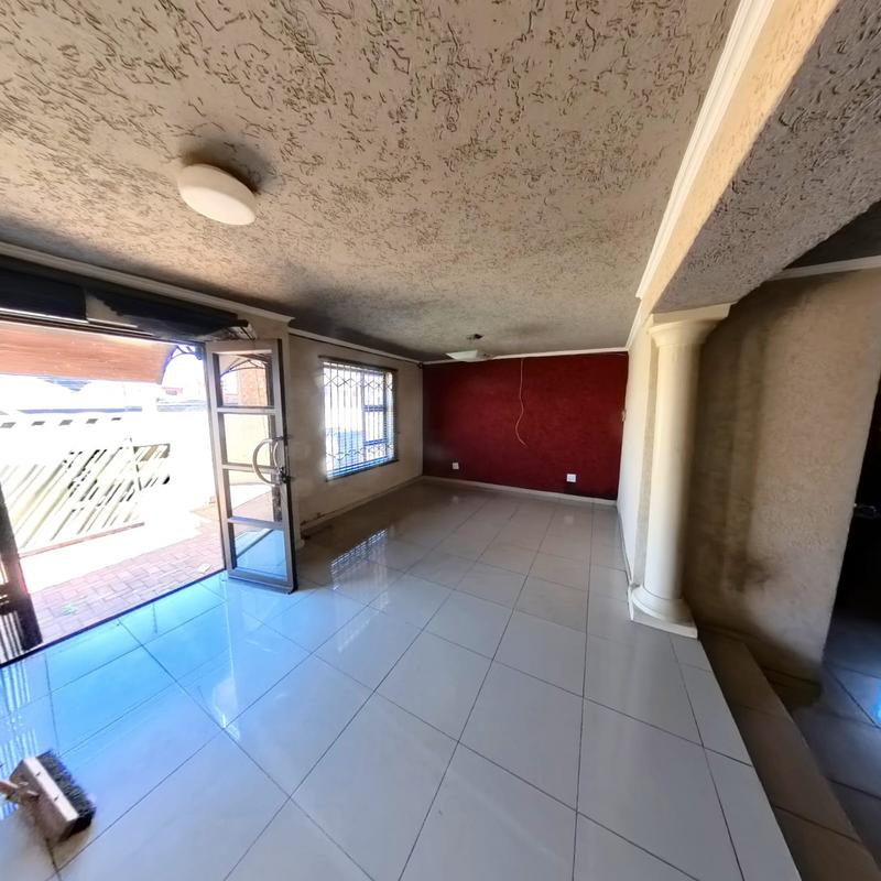 To Let 4 Bedroom Property for Rent in Clayville Gauteng