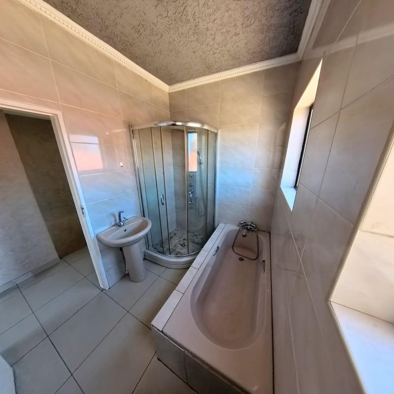 To Let 4 Bedroom Property for Rent in Clayville Gauteng