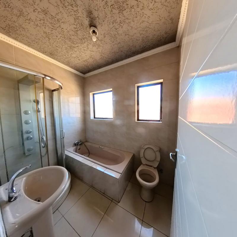 To Let 4 Bedroom Property for Rent in Clayville Gauteng