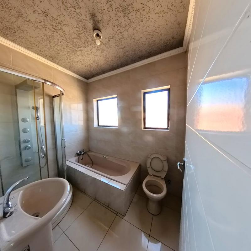 To Let 4 Bedroom Property for Rent in Clayville Gauteng