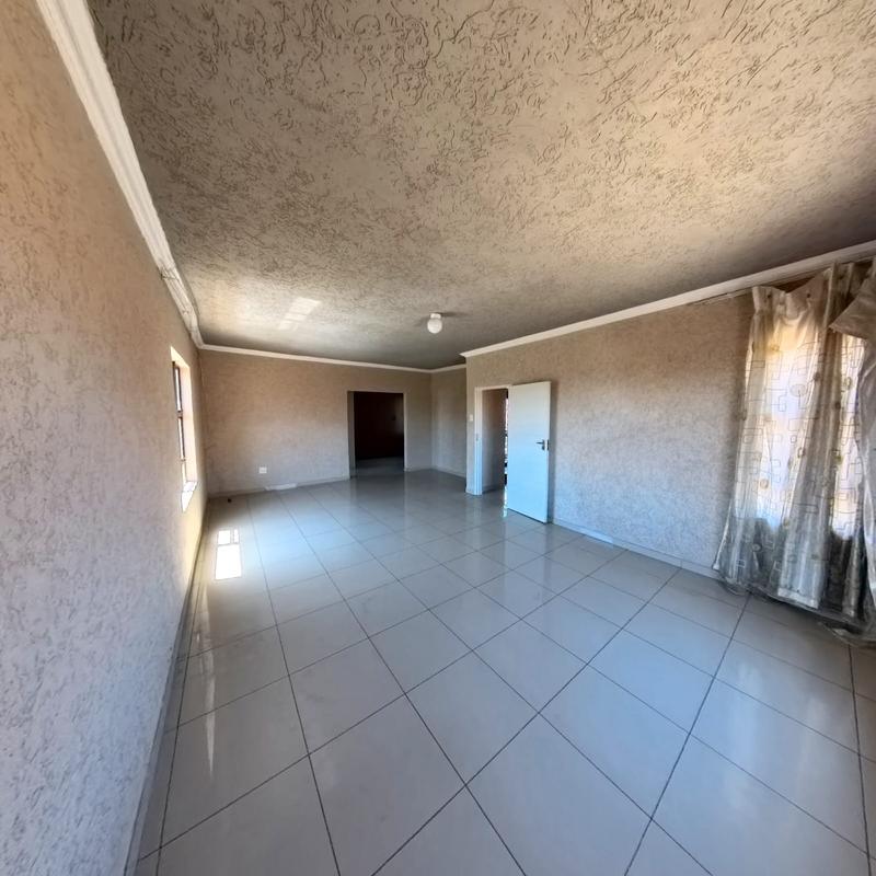 To Let 4 Bedroom Property for Rent in Clayville Gauteng
