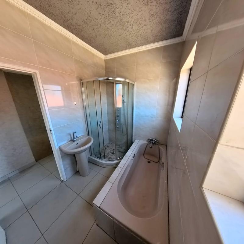 To Let 4 Bedroom Property for Rent in Clayville Gauteng