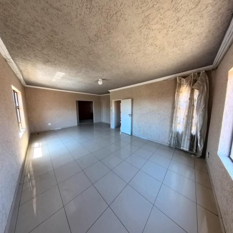 To Let 4 Bedroom Property for Rent in Clayville Gauteng