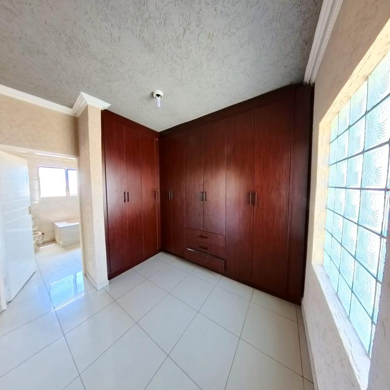 To Let 4 Bedroom Property for Rent in Clayville Gauteng