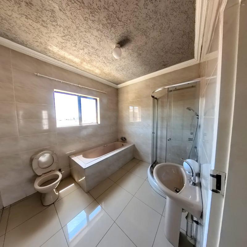 To Let 4 Bedroom Property for Rent in Clayville Gauteng