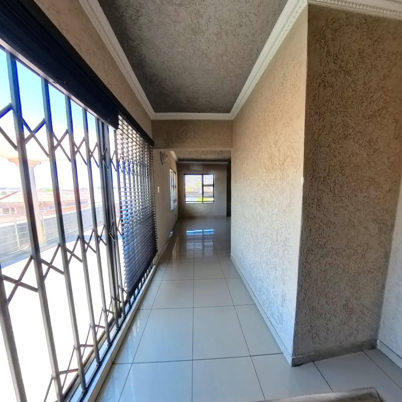 To Let 4 Bedroom Property for Rent in Clayville Gauteng
