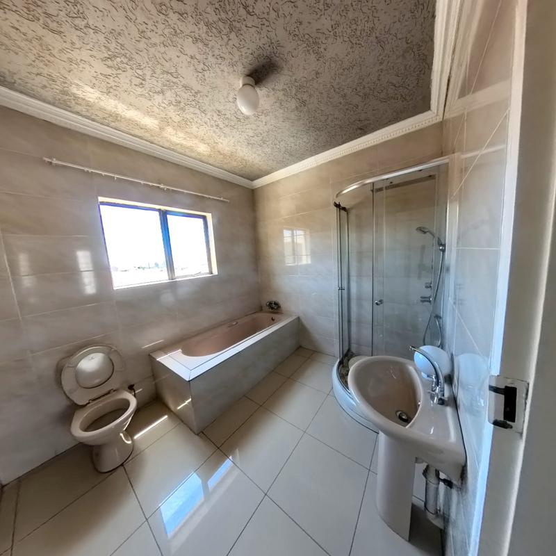 To Let 4 Bedroom Property for Rent in Clayville Gauteng