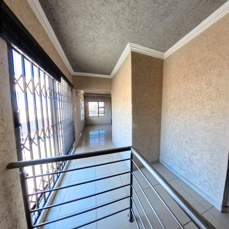 To Let 4 Bedroom Property for Rent in Clayville Gauteng