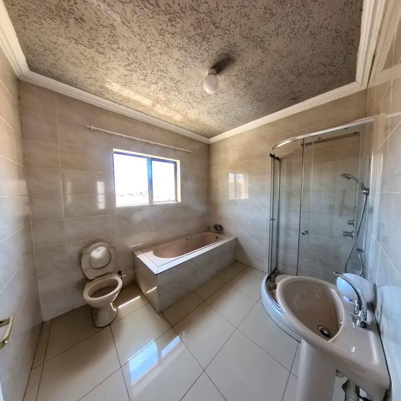 To Let 4 Bedroom Property for Rent in Clayville Gauteng