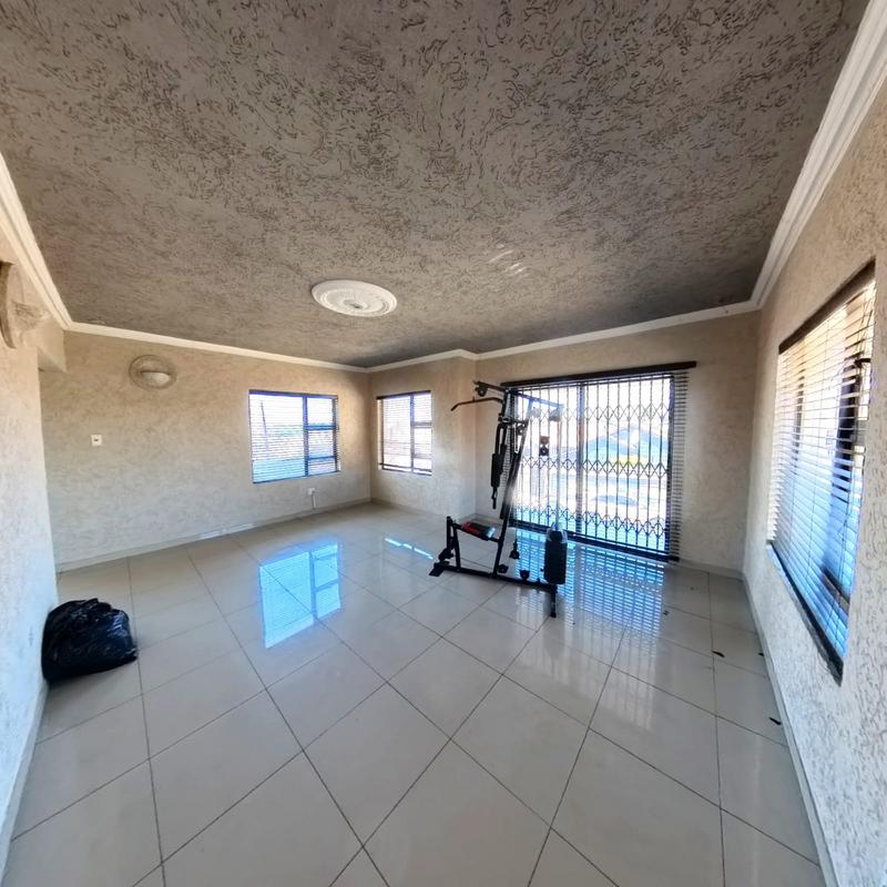 To Let 4 Bedroom Property for Rent in Clayville Gauteng