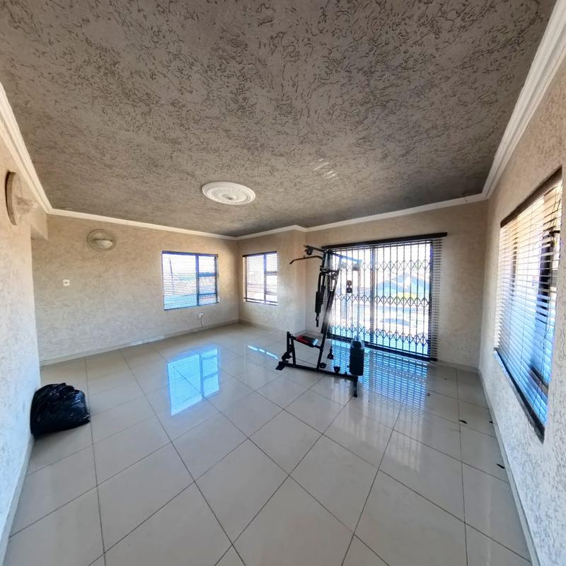 To Let 4 Bedroom Property for Rent in Clayville Gauteng