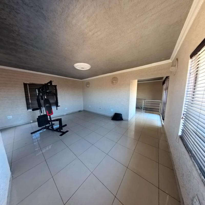 To Let 4 Bedroom Property for Rent in Clayville Gauteng
