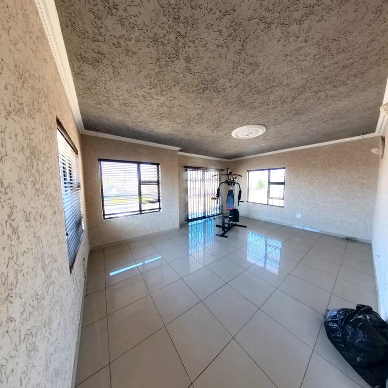 To Let 4 Bedroom Property for Rent in Clayville Gauteng