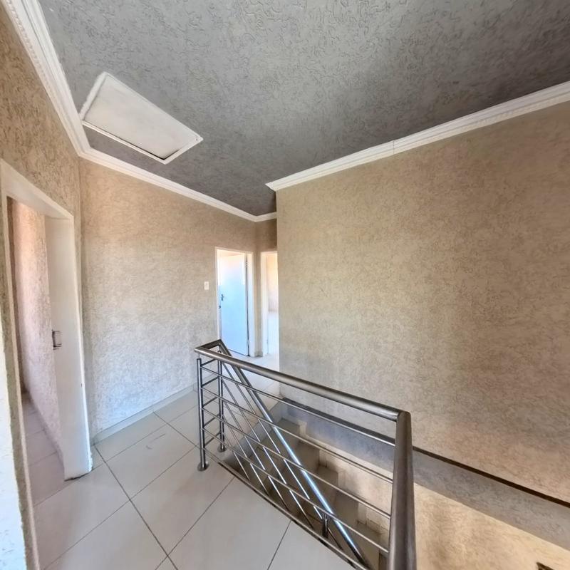 To Let 4 Bedroom Property for Rent in Clayville Gauteng