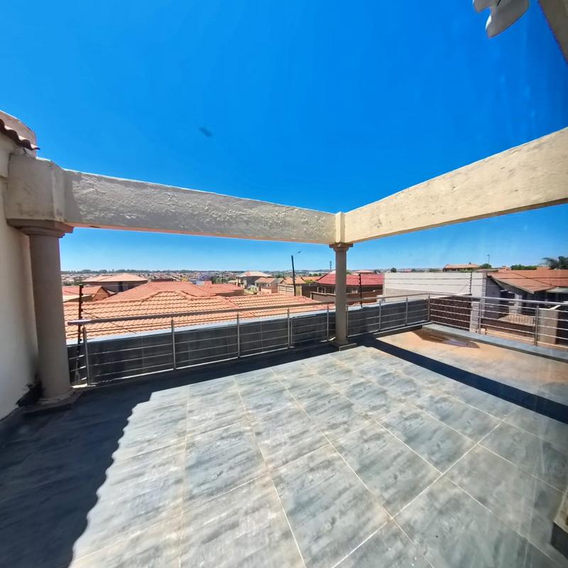To Let 4 Bedroom Property for Rent in Clayville Gauteng