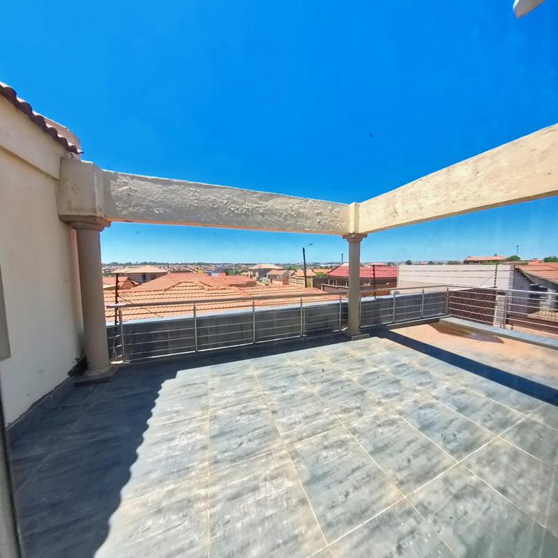 To Let 4 Bedroom Property for Rent in Clayville Gauteng