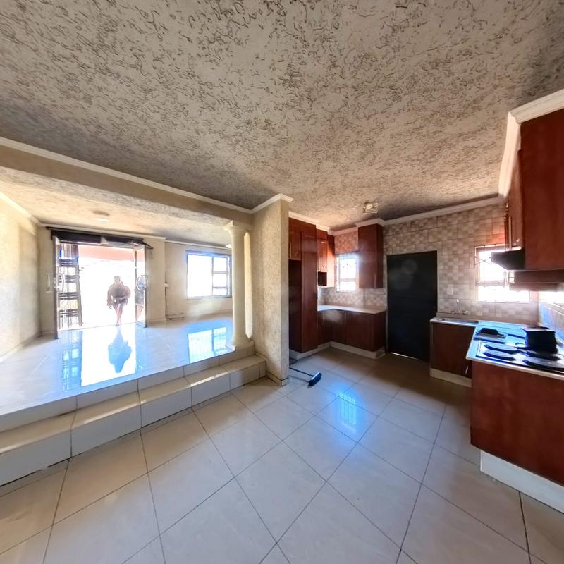 To Let 4 Bedroom Property for Rent in Clayville Gauteng