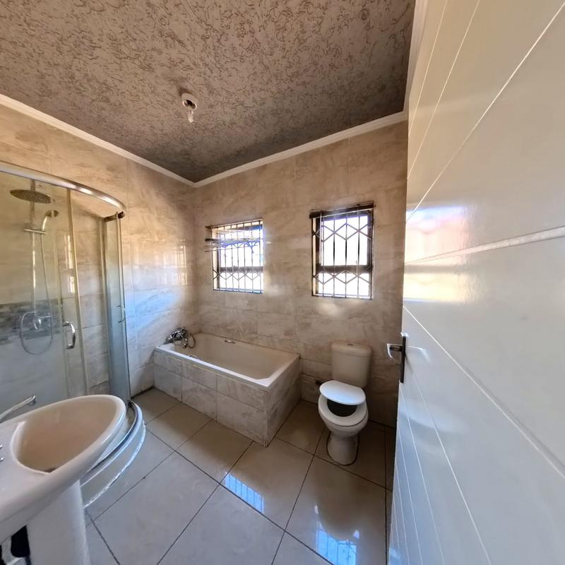 To Let 4 Bedroom Property for Rent in Clayville Gauteng