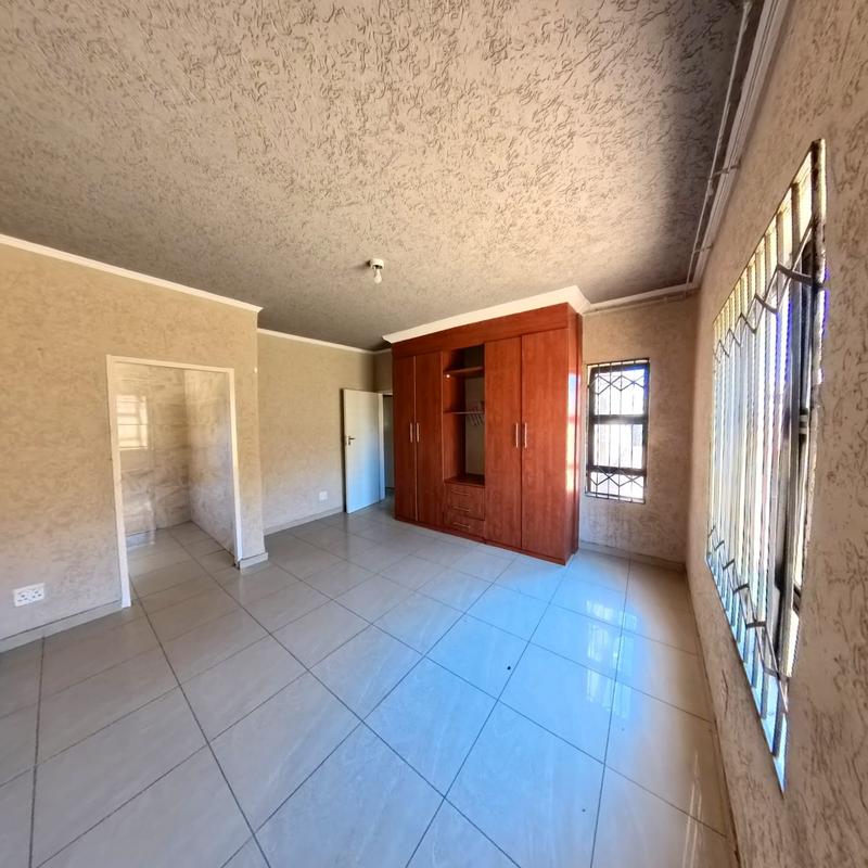 To Let 4 Bedroom Property for Rent in Clayville Gauteng