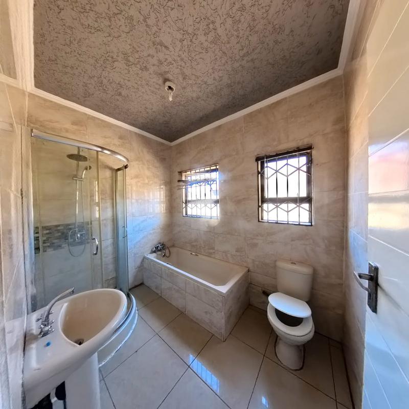 To Let 4 Bedroom Property for Rent in Clayville Gauteng