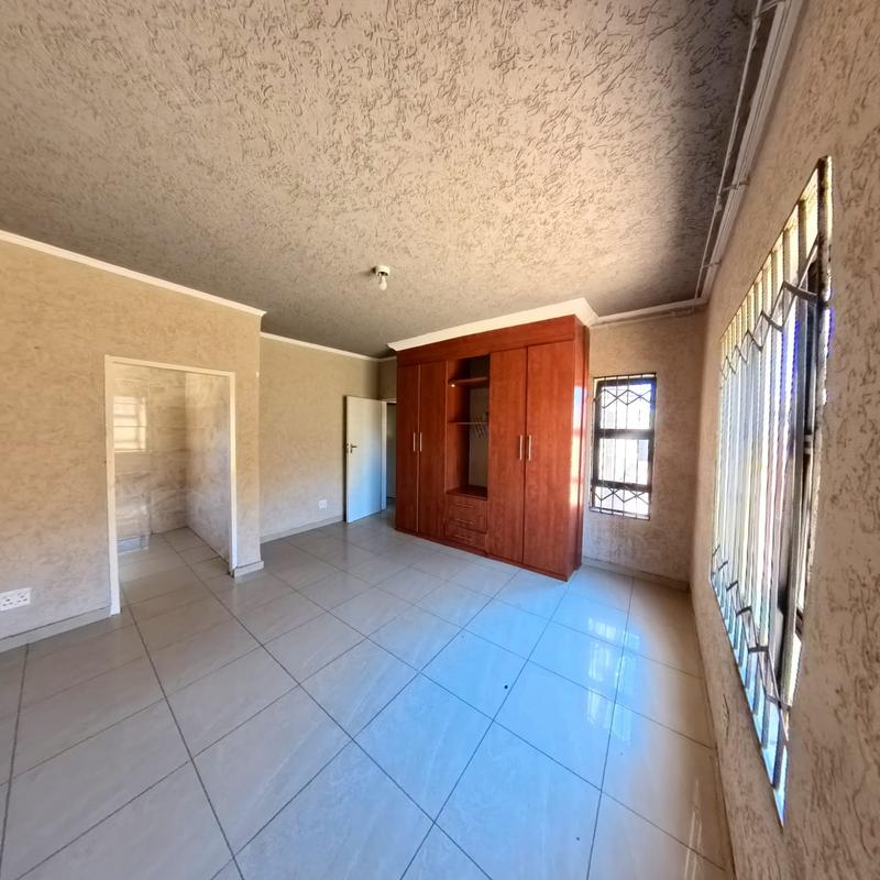 To Let 4 Bedroom Property for Rent in Clayville Gauteng