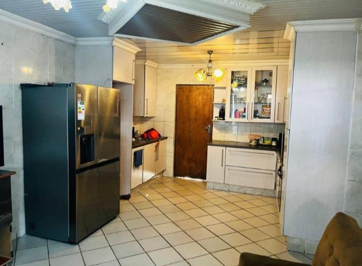 4 Bedroom Property for Sale in Clayville Industria Gauteng