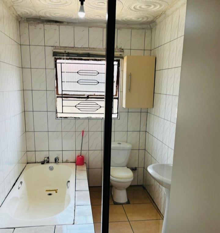 4 Bedroom Property for Sale in Clayville Industria Gauteng