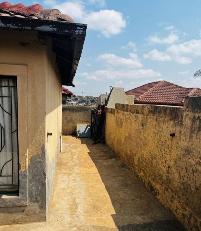 4 Bedroom Property for Sale in Clayville Industria Gauteng