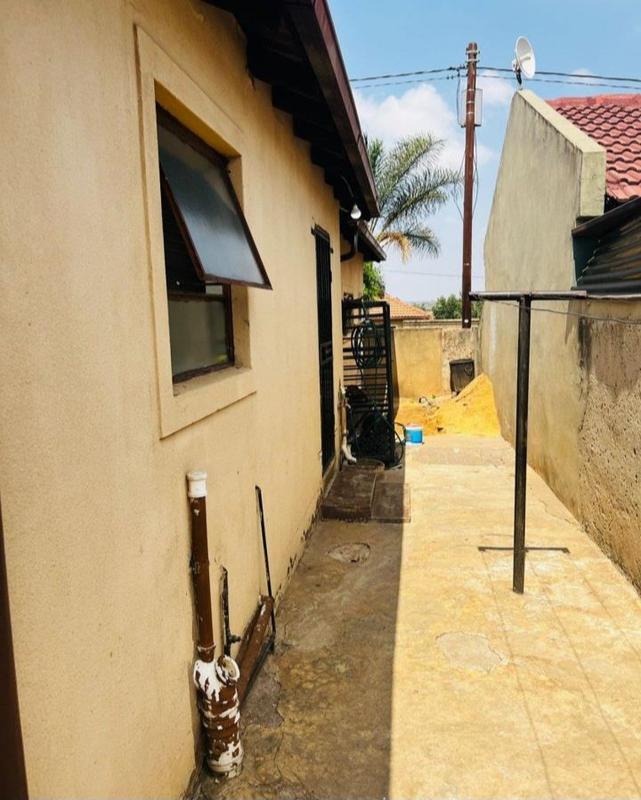 4 Bedroom Property for Sale in Clayville Industria Gauteng