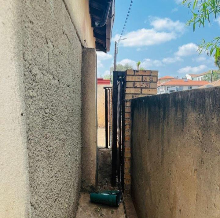 4 Bedroom Property for Sale in Clayville Industria Gauteng