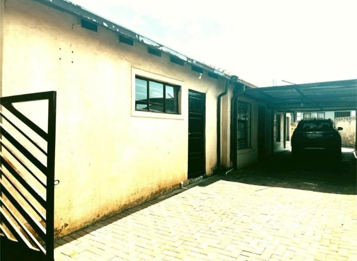 4 Bedroom Property for Sale in Clayville Industria Gauteng