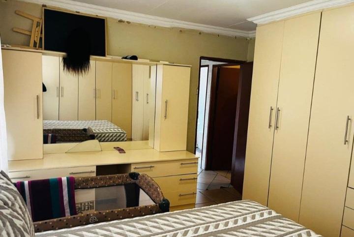4 Bedroom Property for Sale in Clayville Industria Gauteng