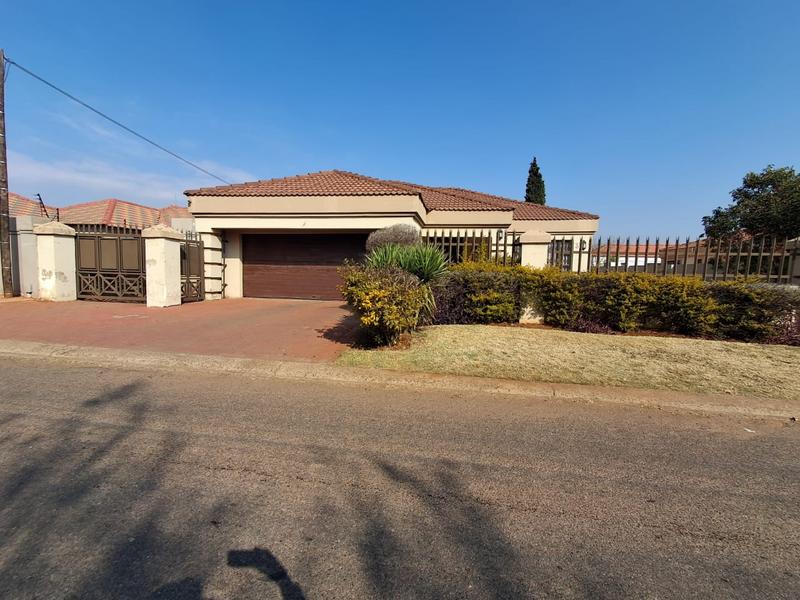 4 Bedroom Property for Sale in Dawn Park Gauteng