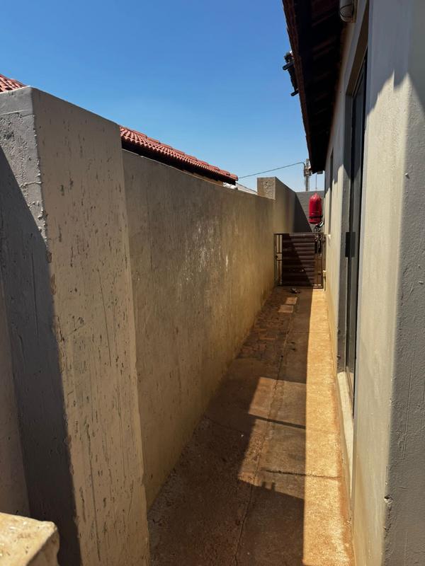 2 Bedroom Property for Sale in Lufhereng Gauteng