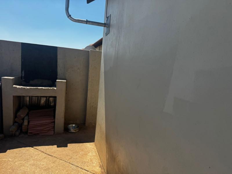 2 Bedroom Property for Sale in Lufhereng Gauteng