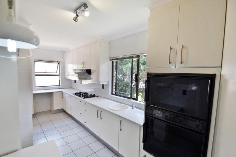 To Let 4 Bedroom Property for Rent in Benmore Gardens Gauteng