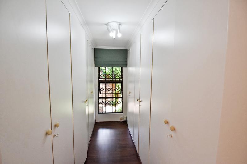 To Let 4 Bedroom Property for Rent in Benmore Gardens Gauteng